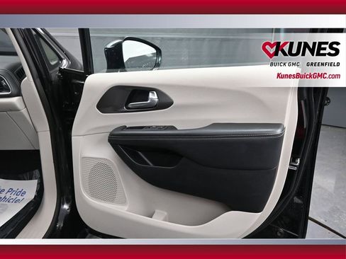 Used 2024 Chrysler Pacifica Select FWD image 18