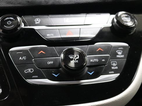 Used 2023 Chrysler Pacifica Touring-L image 53