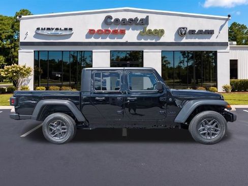 New 2025 Jeep Gladiator Sport AWD/4WD image 3
