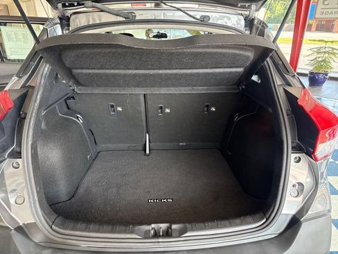Used 2019 Nissan Kicks SR w/ SR Premium Package FWD image 11
