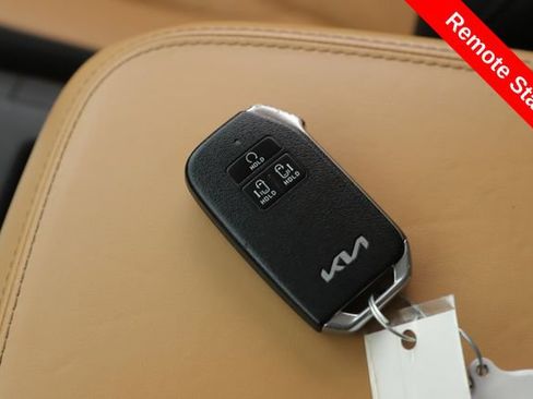 Used 2022 Kia Carnival LX FWD image 3