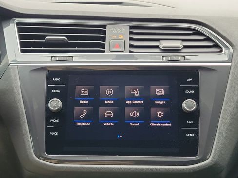 Used 2020 Volkswagen Tiguan SE image 31