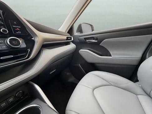 Used 2021 Toyota Highlander XLE image 27