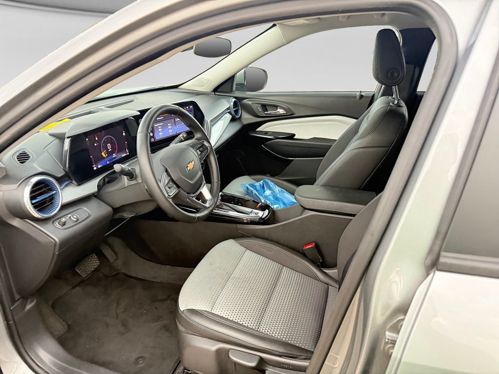 Used 2025 Chevrolet Trax LT w/ LT Convenience Package FWD image 20