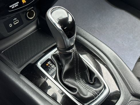 Used 2018 Nissan Rogue SV image 18