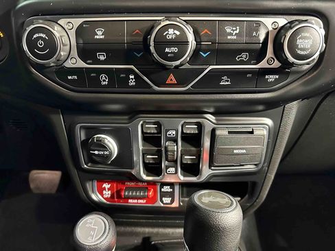 Used 2022 Jeep Wrangler Unlimited Rubicon w/ Xtreme Recon 35" Tire Package image 25