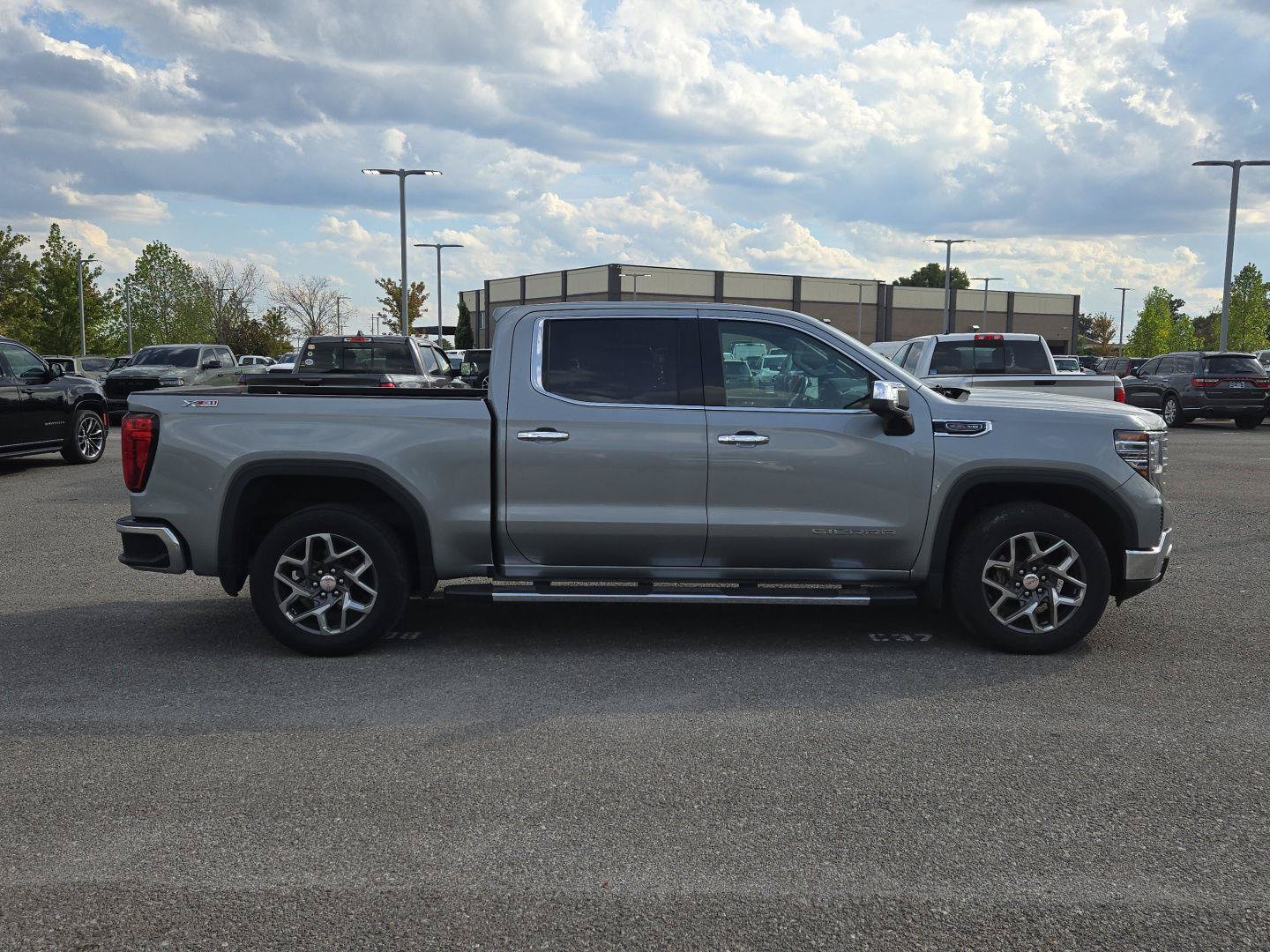 Used 2023 GMC Sierra 1500 SLT w/ SLT Premium Package AWD/4WD image 8