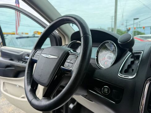 Used 2014 Chrysler Town & Country Touring-L FWD image 23
