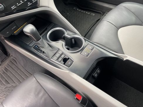 Used 2020 Toyota Camry XLE FWD image 9