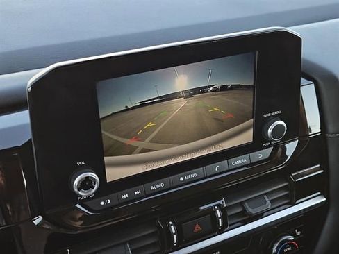 Used 2024 Nissan Pathfinder SV image 14