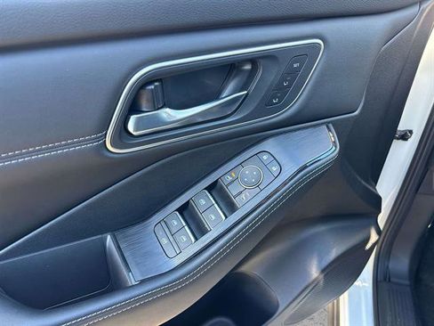 Used 2025 Nissan Rogue Platinum w/ Tech Package image 17