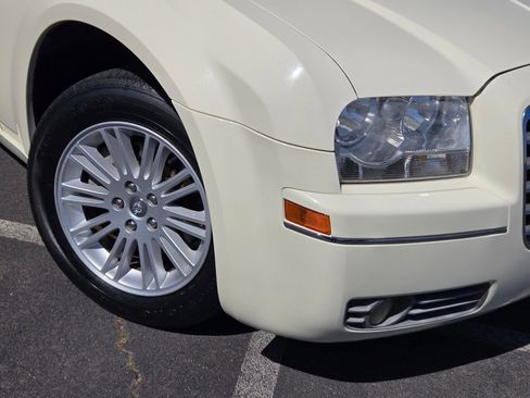Used 2010 Chrysler 300 Touring RWD image 9