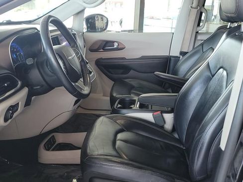 Used 2017 Chrysler Pacifica Touring-L image 9