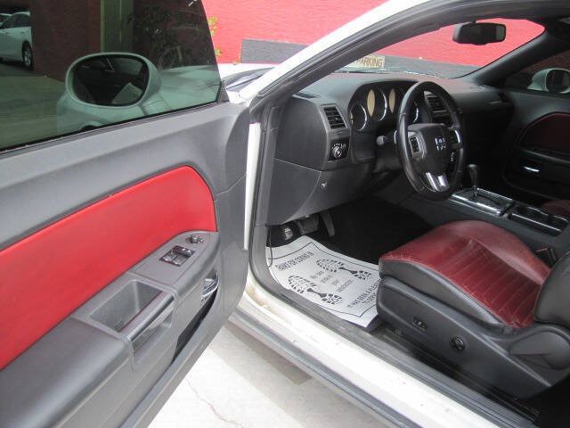 Used 2013 Dodge Challenger SXT RWD image 9