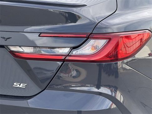 Used 2025 Toyota Camry SE image 7