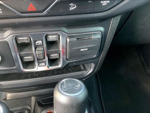 Used 2019 Jeep Wrangler Unlimited Sport S AWD/4WD image 35