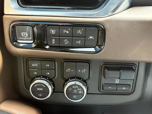 Certified 2025 GMC Yukon Denali Ultimate AWD/4WD image 17