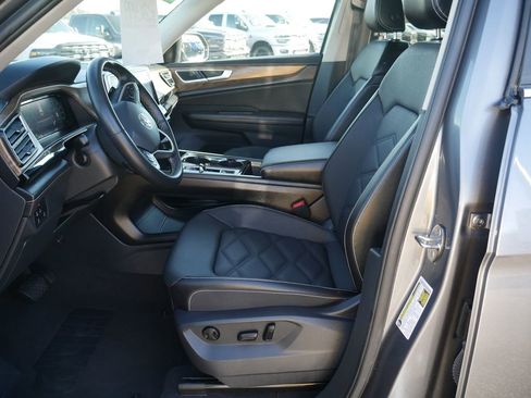 Used 2025 Volkswagen Atlas SE image 26