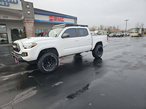 Used 2016 Toyota Tacoma TRD Sport image 31