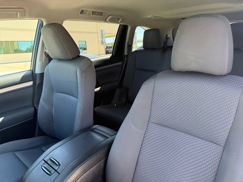 Used 2014 Toyota Highlander LE FWD image 14