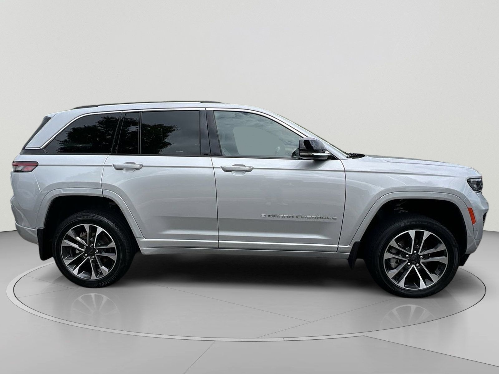 Used 2022 Jeep Grand Cherokee Overland w/ MOPAR Finishing Package AWD/4WD image 6