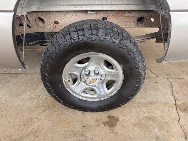 Used 2001 Chevrolet Silverado 1500 LS w/ Firm Ride Suspension Pkg AWD/4WD image 14