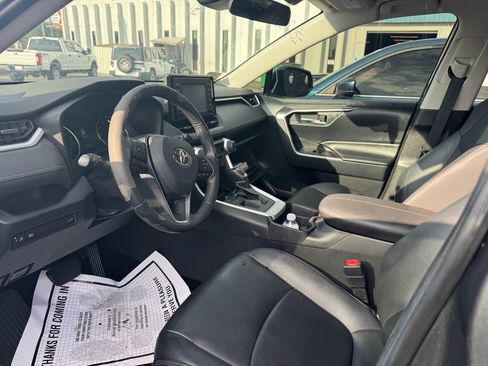 Used 2019 Toyota RAV4 XLE Premium FWD image 5