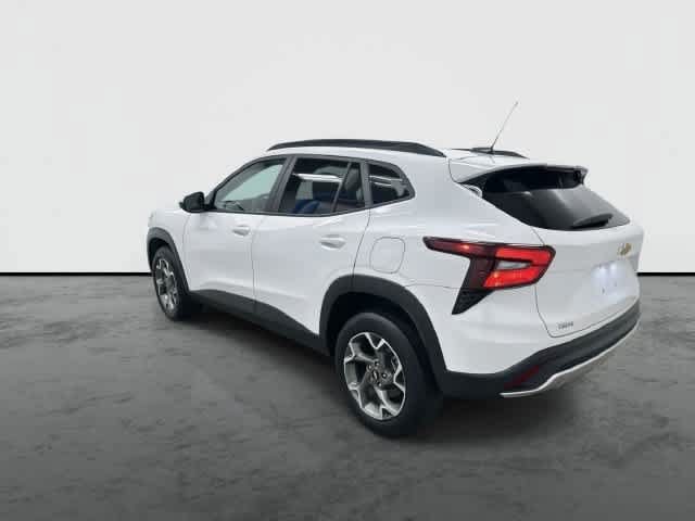 Used 2025 Chevrolet Trax LT w/ LT Convenience Package FWD image 2