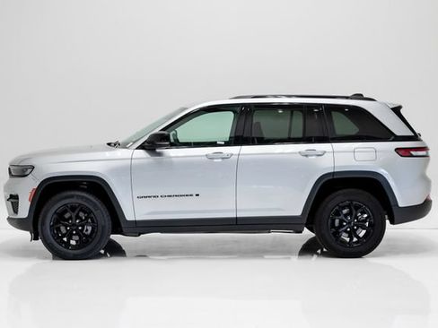 Certified 2024 Jeep Grand Cherokee Altitude AWD/4WD image 29