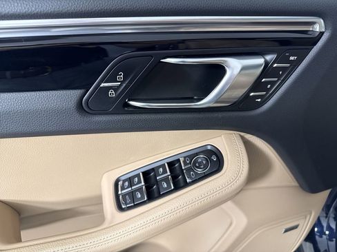 Certified 2022 Porsche Macan AWD/4WD image 33