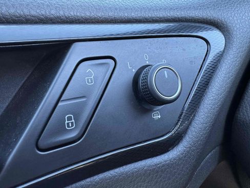 Used 2017 Volkswagen GTI SE image 31