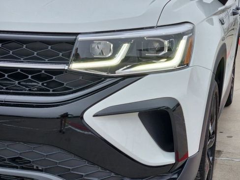 New 2024 Volkswagen Taos SE image 5