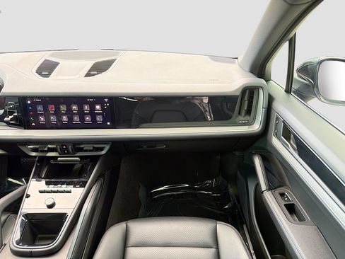Used 2024 Porsche Cayenne image 19
