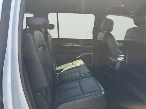 Used 2024 Jeep Wagoneer L Series II RWD image 10