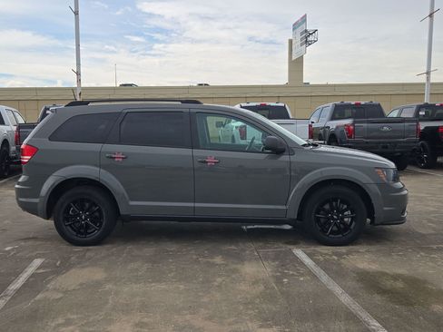 Used 2020 Dodge Journey SE w/ SE Popular Equipment Group FWD image 2