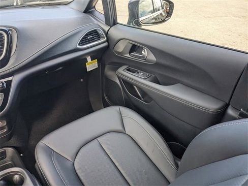 New 2025 Chrysler Pacifica Select image 18