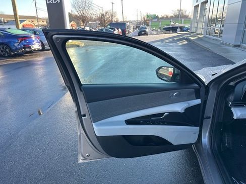 Used 2023 Hyundai Elantra Limited image 28