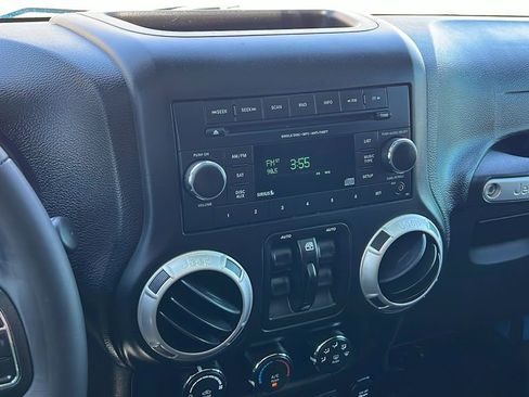 Used 2017 Jeep Wrangler Unlimited Rubicon AWD/4WD image 17
