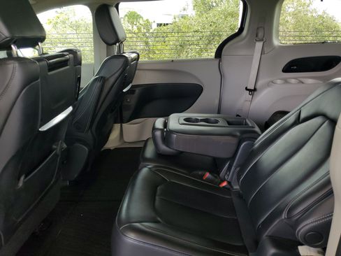 Used 2023 Chrysler Pacifica Touring-L w/ Uconnect Theater Family Group FWD image 9