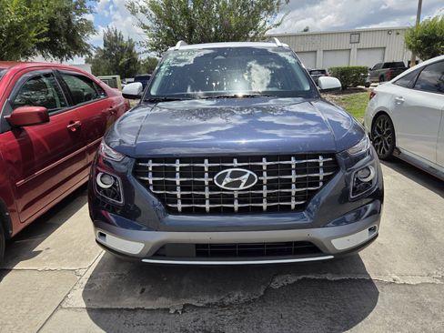 Used 2025 Hyundai Venue Limited FWD image 2