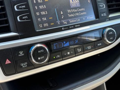 Used 2017 Toyota Highlander XLE AWD/4WD image 18