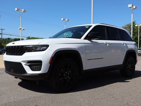Used 2024 Jeep Grand Cherokee Altitude AWD/4WD image 7