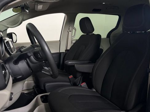 Used 2023 Chrysler Voyager LX FWD image 15