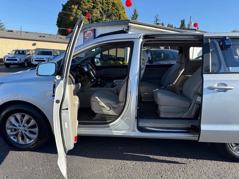 Used 2019 Kia Sedona L image 17