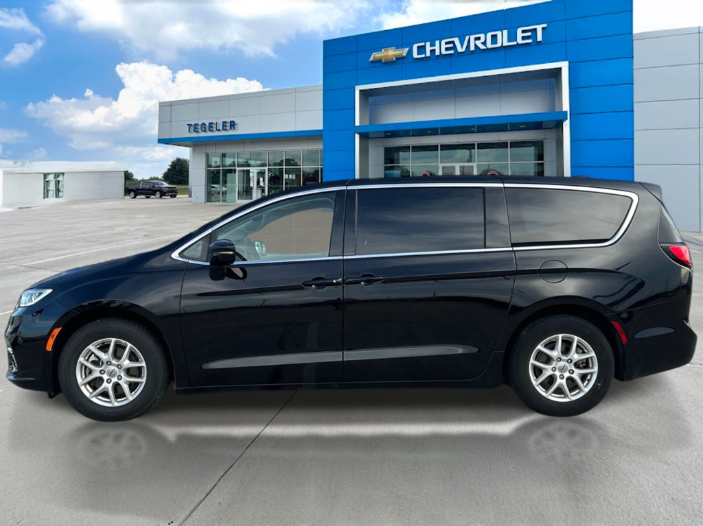 Used 2024 Chrysler Pacifica Touring-L FWD image 8