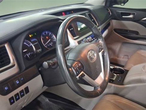 Used 2017 Toyota Highlander Limited image 29