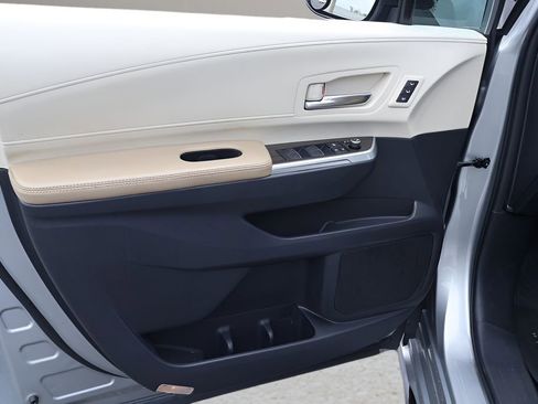 Certified 2022 Toyota Sienna Limited image 9