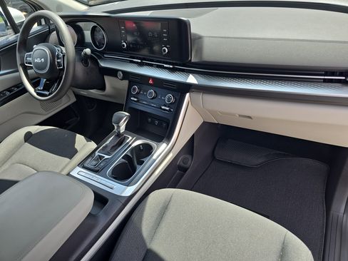 Used 2024 Kia Carnival LX image 9