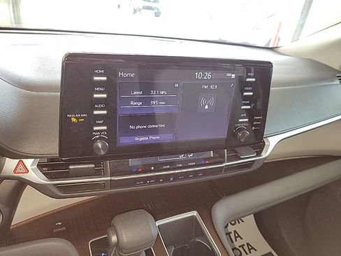 Used 2024 Toyota Sienna LE image 19