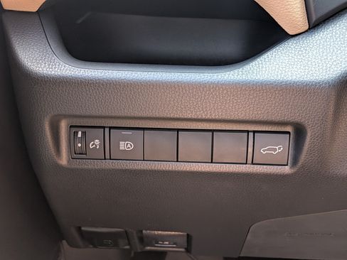 Used 2021 Toyota RAV4 XLE w/ Convenience Package FWD image 25
